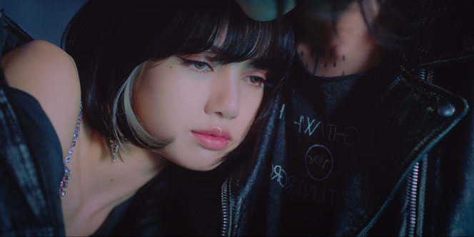 Fans BLACKPINK Temukan Identitas Cowok yang Memeluk Lisa dalam Teaser Videoklip Lovesick Girls