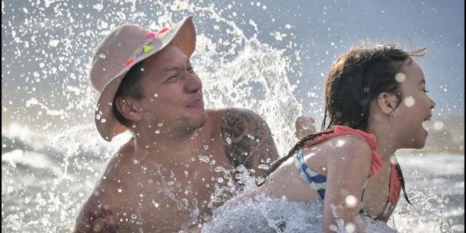 Lagi Renang di Pantai, Ekspresi Gempi dan Gading Marten kok Bisa Kembar Gitu ya?