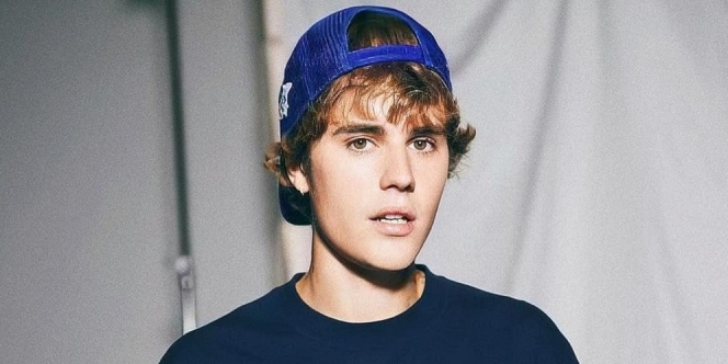 Unggah Foto Sandal Kecil di Kolam Renang, Justin Bieber Segera Punya Momongan?