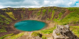 Indahnya Danau Kerid, Bekas Kawah Vulkanik Dengan Air Berkilau Bak Surga