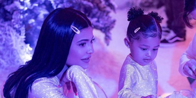 Bikin Nyaman Sang Ibu, Aksi Stormi Anak dari Kylie Jenner Ini Fix Gemesin Banget