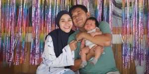 Bikin Ngakak, Baby Sitter Zaskia Mecca Berikan Kado Ulang Tahun Super Aneh untuk Hanung Bramantyo