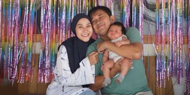 Bikin Ngakak, Baby Sitter Zaskia Mecca Berikan Kado Ulang Tahun Super Aneh untuk Hanung Bramantyo