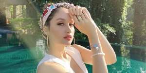 Photoshoot Pakai Gaun Transparan, Cinta Laura Sampai Bikin Netizen Pangling!