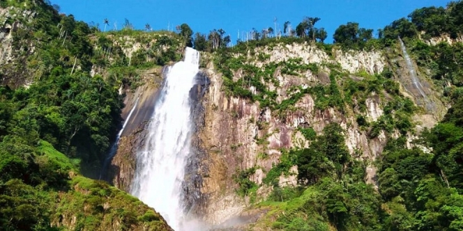 Indahnya Ponot, Air Terjun Tertinggi di Indonesia yang Tingginya Melebihi Monas!