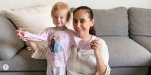 Tinggal di Singapura, Aksi Anak Bule Marissa Nasution Beli Kerupuk Ini Gemes Banget!
