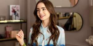 Simpel tapi Elegan, Ini Trik Make Up ala Lily Collins Pemeran Utama Serial Netflix 'Emily in Paris'