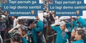 Anti Mainstream Banget, Sejumlah Mahasiswa Ini Demo sambil Keramas!