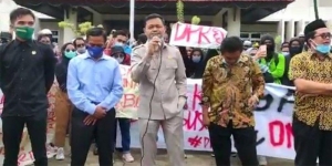 Viral Seorang Anggota DPRD Nggak Hafal Pancasila, Jadi Bulan-Bulanan Pendemo Omnibus Law!
