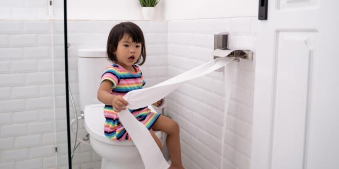 Tips Mudah Melatih Anak Buang Air di Kamar Mandi Untuk Ibu yang Malas