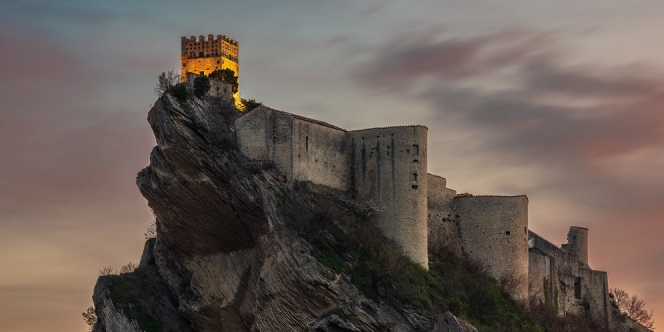 Indahnya Kastil Roccascalegna, Istana Misterius dengan Masa Lalu yang Suram