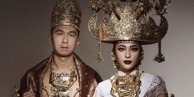 Anggun Banget, Berikut 6 Potret Nikita Willy Berbalut Kebaya Warna Merah di Hari Pernikahannya