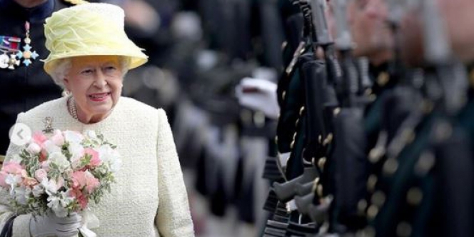 Kontroversi, Ratu Elizabeth II Tak Kenakan Masker saat Kunjungan Publik Pertamanya