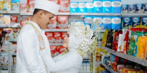 Unik, Pasangan Ini Foto Nikah di Minimarket! Sekalian Isi Pulsanya, Kak?
