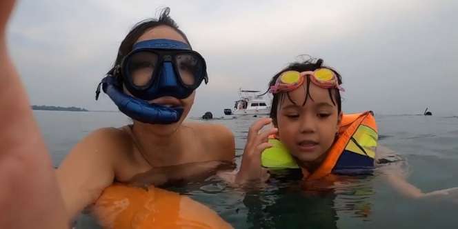 Ingin Ambil Sertifikat Selam, Ini 7 Potret Gisella Anastasia dan Gempi yang Lagi Snorkeling!