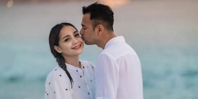 Nagita Slavina Salat di Pasir Pantai, Netizen: Masya Allah Salut sama Mba Gigi