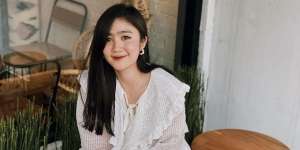 Pakai Gaun Tidur, Foto Cantik 'Muka Bantal' Febby Rastanti Ini Bikin Netizen Terpukau!