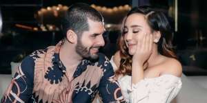 Netizen Sebut Pacar Bulenya Pakai Kaus Dalam Terus, Ini Jawaban Salmafina Sunan
