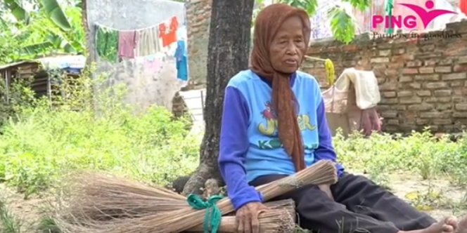 Hidup Sebatang Kara, Nenek Penjual Sapu Lidi Ini Harus Jalan Kaki Berkilo-kilo Demi Jajakan Dagangan