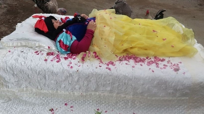 Kekeyi Posting Foto Jadi Snow White Sedang Tidur, Netizen: Gue Kira Mayat!