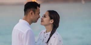 10 Potret Raffi Ahmad Cium Nagita Slavina Saat Liburan Anniversary, Bikin Iri Para Jomblo Nih