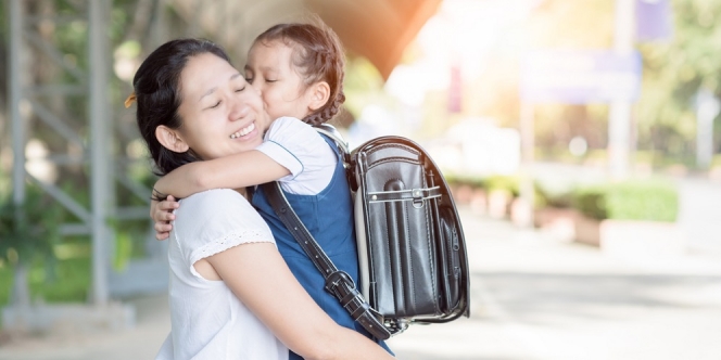 Gimana Ya Mom Cara Mengatasi Anak yang Tak Mau Ditinggal di Sekolah?