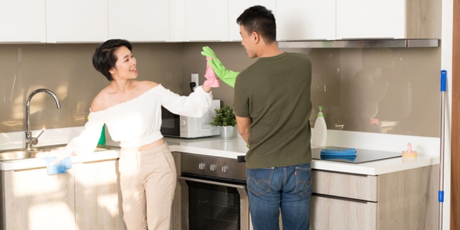 Suami yang Ikut Bantu Pekerjaan Rumah Tangga Ternyata Bikin Pernikahan Jadi Lebih Bahagia loh!
