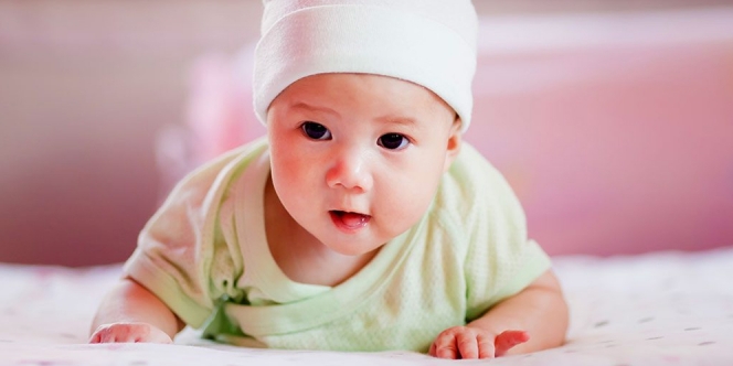 5 Cara Mengajari Bayi Agar Mulai Merangkak
