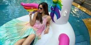 Beredar Video Nia Ramadhani Main Tik Tok di Kolam Renang, Netizen Langsung Soroti Pakaiannya!