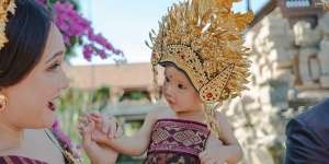 Potret Baby Claire Anak Shandy Aulia Kenakan Baju Tradisional Bali, Gemesin Banget!