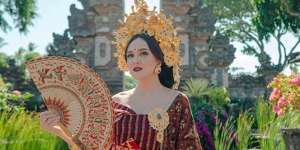 Cantik dan Anggun, 7 Potret Shandy Aulia dalam Balutan Songket Bali Ini Curi Perhatian!