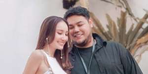 Akan Segera Menikah, Berikut 7 Potret Prewedding Ivan Gunawan dan Bella Aprilia yang Mesra Banget