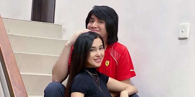 Kevin Aprilio Main Piano Sambil Pangku Istri, Netizen Bergejolak