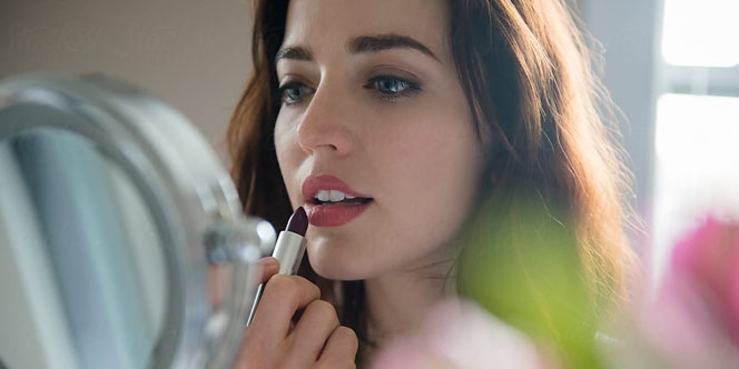 Anti Ribet, Ubah Lipstik Matte Jadi Glossy dengan Cara Super Simpel Ini Yuk!