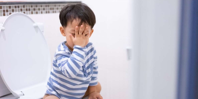 4 Tanda yang Menunjukkan Anak Siap Dilatih ke Kamar Mandi Sendiri