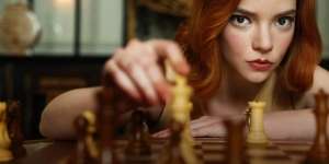 6 Potret Pesona Pemeran Mini Series The Queen's Gambit yang Bikin Penonton Klepek-Klepek!