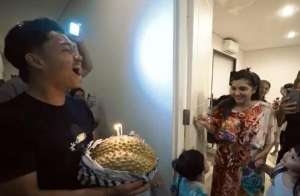Ini Momen Kejutan Ulang Tahun Ashanty yang Diberi Kue Nggak Biasa