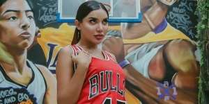 Tampil Sporty, Begini 10 Potret Kece Millen Cyrus dengan Kostum Basket Kedodoran