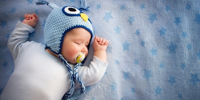 Apakah Benar Bayi Jauh Lebih Baik Tidur Tanpa Bantal? 