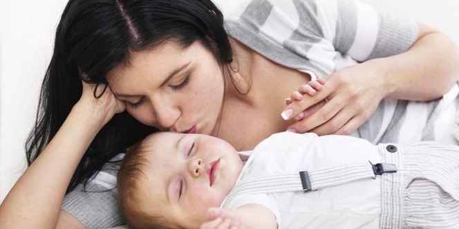 Manfaat Tidur Bersama Bayi, Bisa Tingkatkan Kecerdasan Anak lho