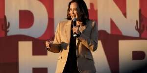 Santai dengan Sneakers, Ini 7 Gaya Kamala Harris Wakil Presiden Perempuan Pertama AS saat Kampanye