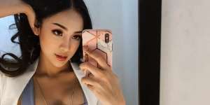 Disebut 'Milik Bersama' oleh Netizen, Ini 10 Potret Mirror Selfie Anya Geraldine yang Bikin Oleng