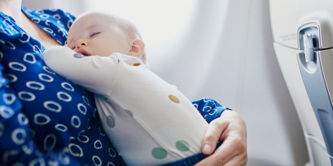 Usia Berapa Ya Mom Bayi Aman untuk Diajak Naik Pesawat?
