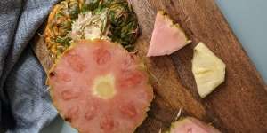 Mencicipi Lezatnya Pinkglow Pineapple, Varietas Baru Nanas Berwarna Merah Jambu