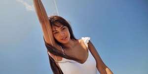 Kayak Mermaid, Intip 10 Potret Aurelie Moeremans Main Air di Pantai yang Bikin Gagal Fokus