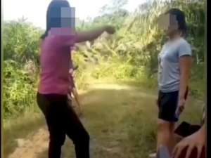 Viral Gadis Remaja Ini Labrak Selingkuhan Pacarnya Karena Kalah Bohay