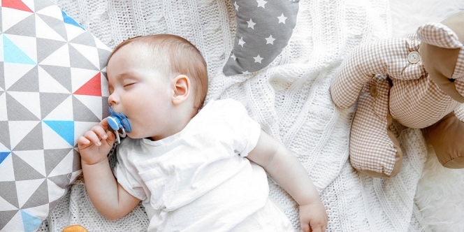 Apakah Benar Bayi Akan Tidur Lebih Nyenyak Sambil Mengenyot Empeng?