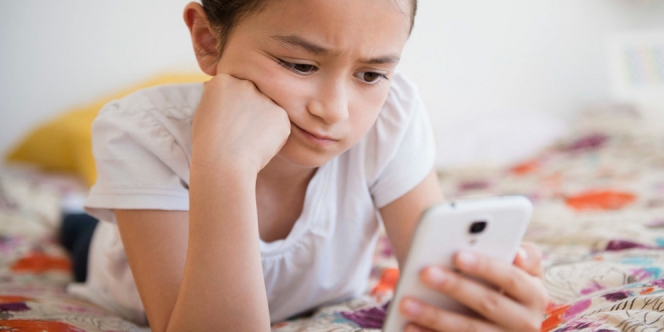 Penting untuk Bantu Anak Mengenali Apa yang Nyata dan Tidak di Internet