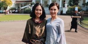 Mirip Banget Bak Kakak-Beradik, Ini 10 Potret Kebersamaan Sherina Munaf dan Sang Ibu!