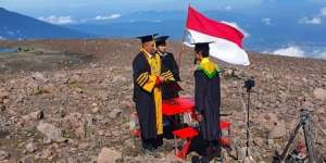 Pecahkan Rekor MURI, Kampus Ini Gelar Wisuda dari Atas Puncak Gunung!